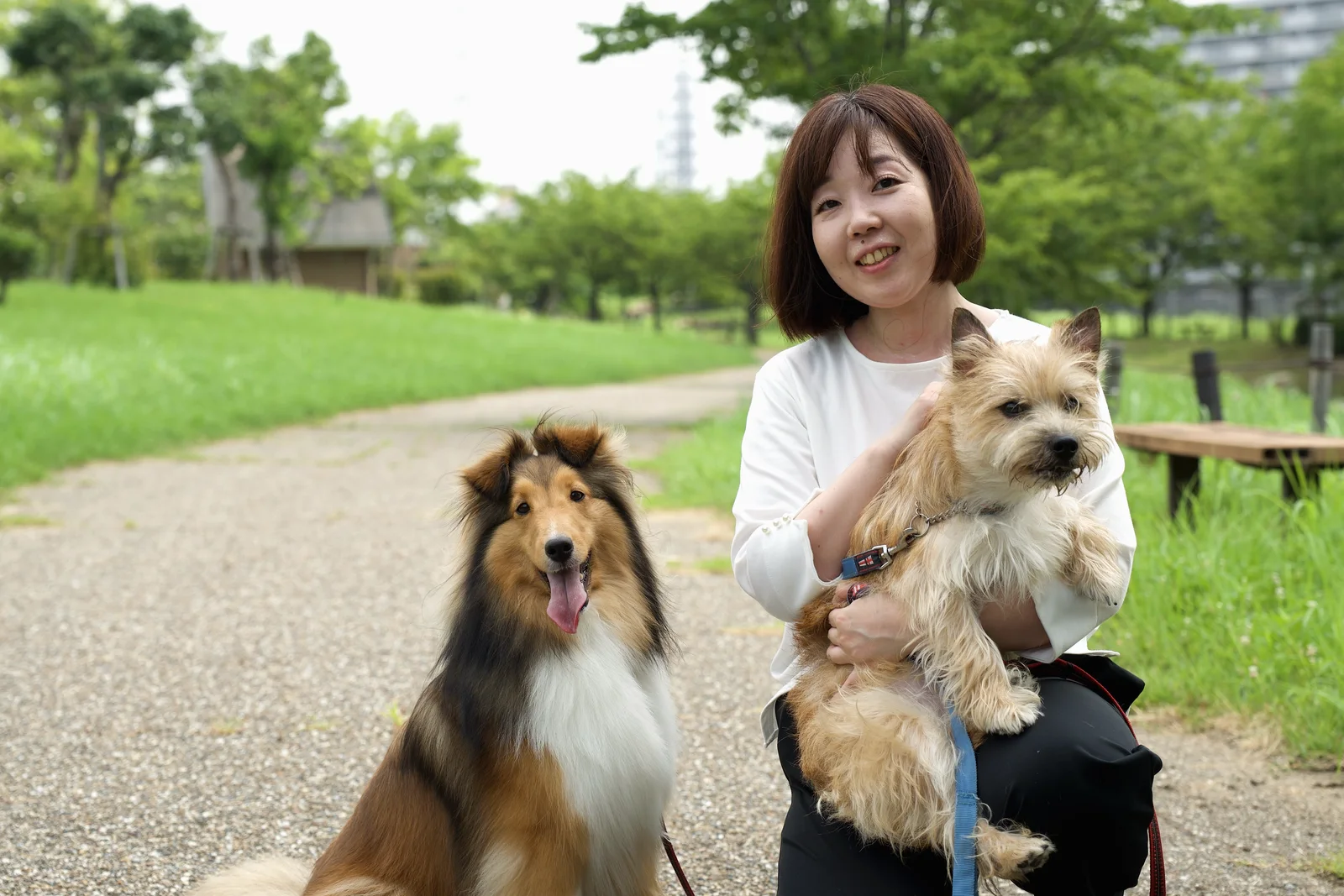 公園で愛犬のげんまいを抱っこし、杏と並んで微笑む河瀬友希