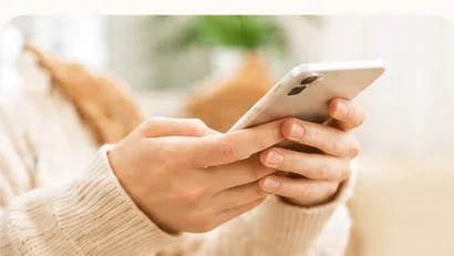 スマートフォンで連絡する手元